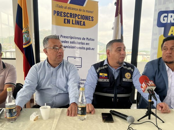 El director provincial de la CTE, se reunió con dirigentes del taxismo en Portoviejo.