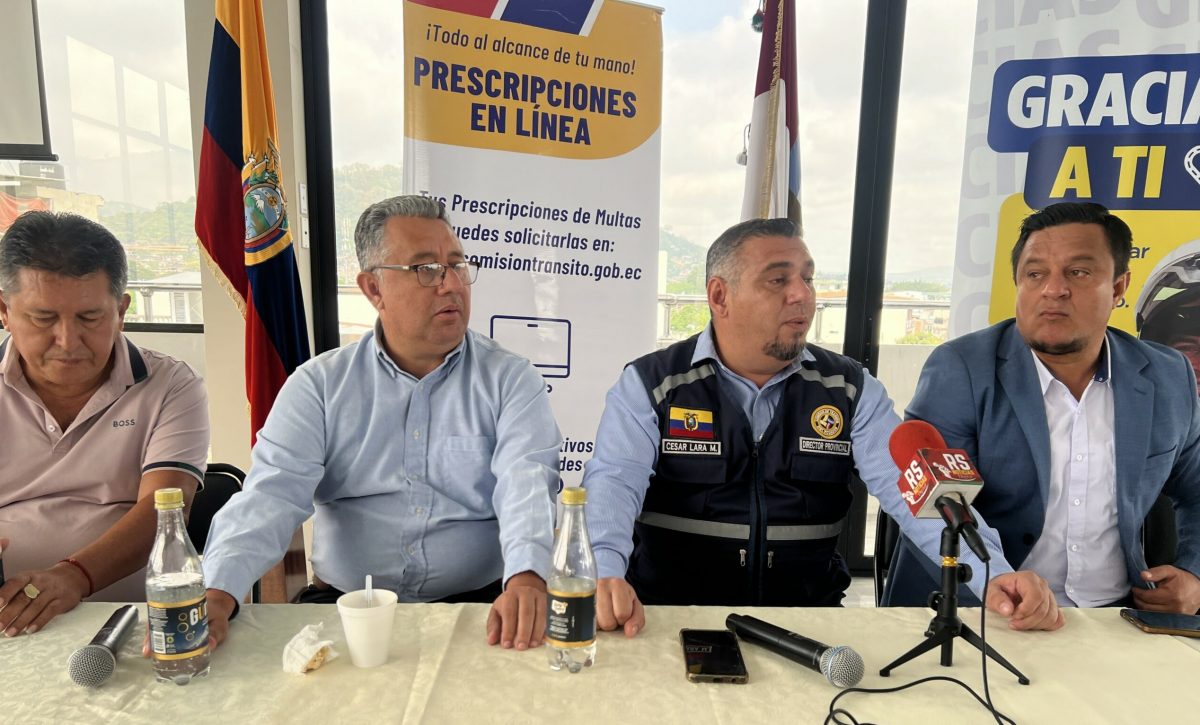 El director provincial de la CTE, se reunió con dirigentes del taxismo en Portoviejo.
