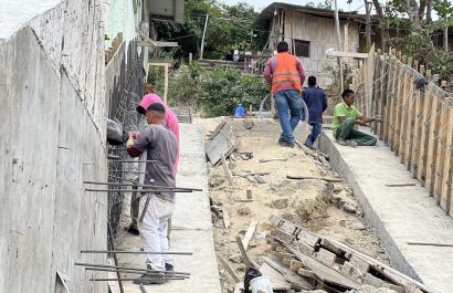 La obra también contempla escalinatas.