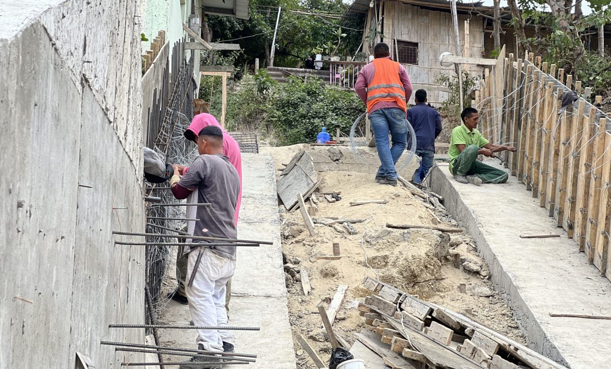 La obra también contempla escalinatas.