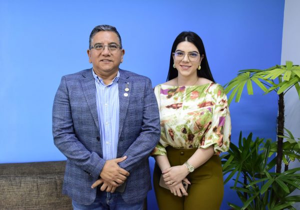 Sara Safadi, presidenta del club, junto a Robert Zambrano, socio del club.