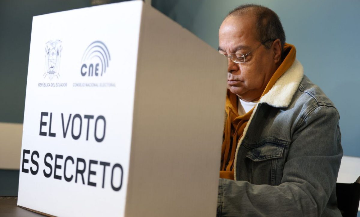 CNE garantiza transparencia electoral: Papeletas infalsificables y seguras para la Segunda Vuelta presidencial en Ecuador.