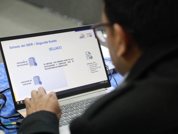 CNE refuerza seguridad del Sistema Informático de Escrutinios y Resultados para garantizar transparencia en las elecciones presidenciales de Ecuador del 13 de abril.
