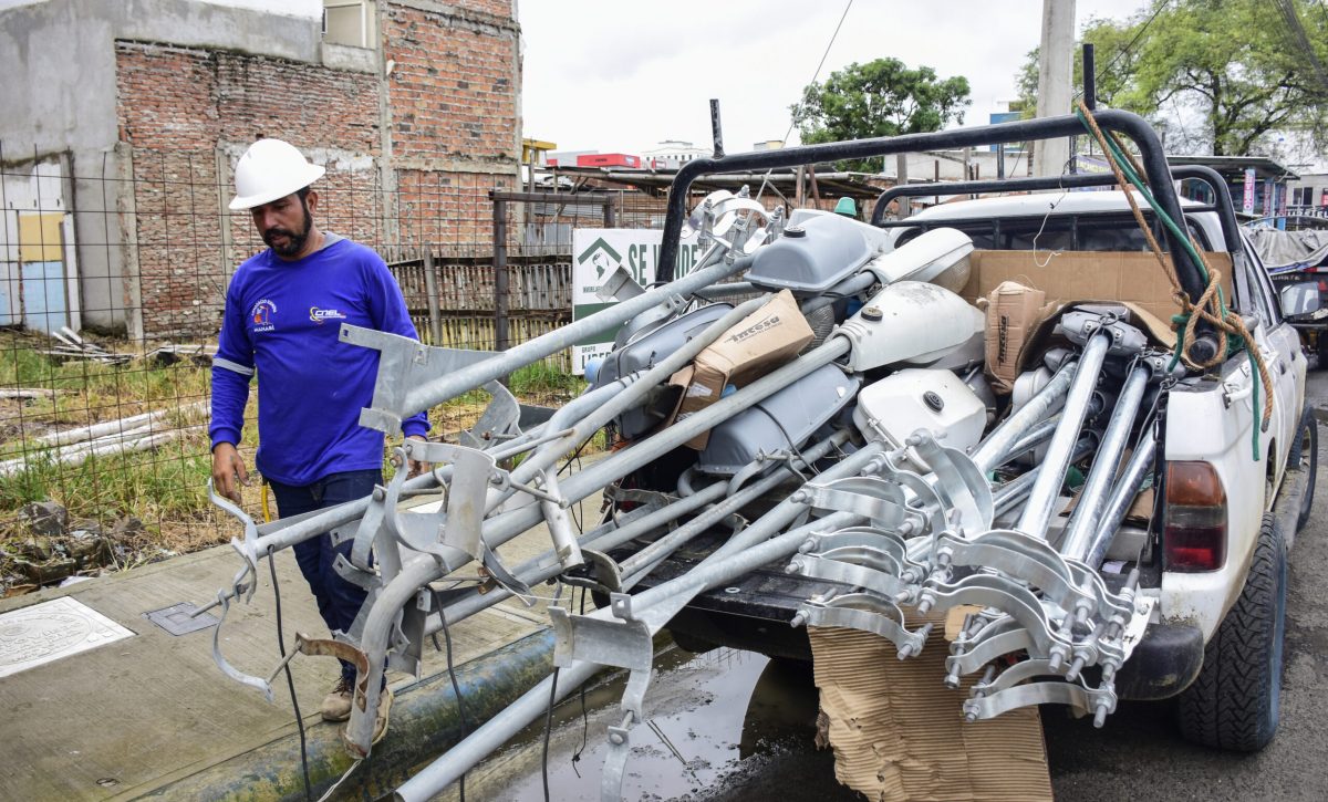 CNEL-CAMBIO-DE-LAMPARAS-EN-PORTOVIEJO5