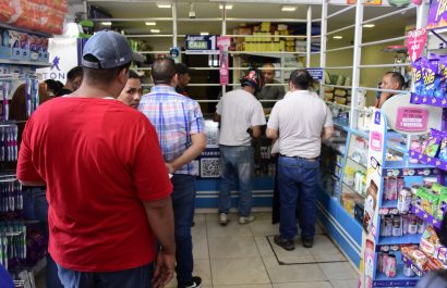 Este lunes, las personas realizaban fila para encargar mascarillas en una farmacia de Portoviejo.