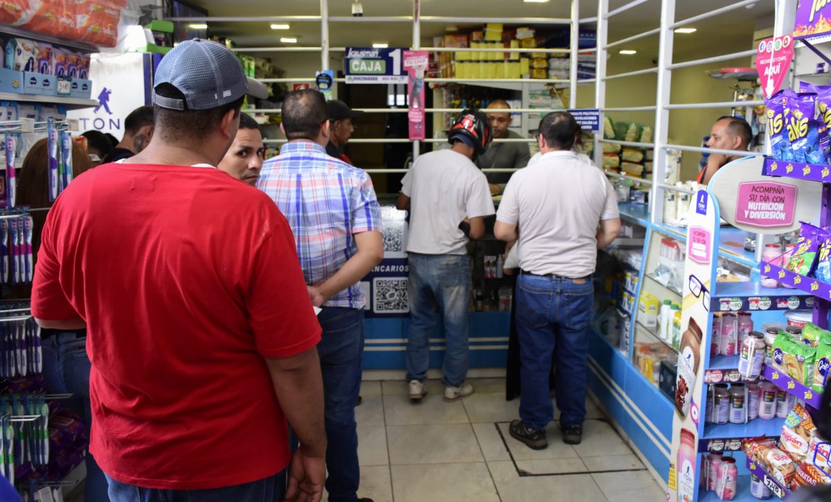Este lunes, las personas realizaban fila para encargar mascarillas en una farmacia de Portoviejo.