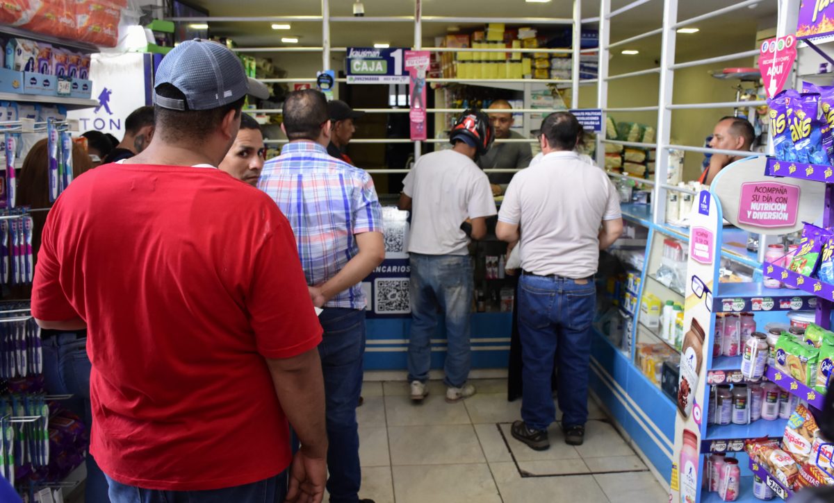 Este lunes, las personas realizaban fila para encargar mascarillas en una farmacia de Portoviejo.
