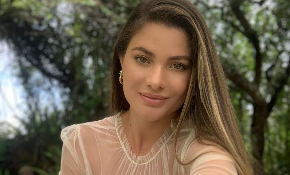 Constanza Báez revela la verdad tras las críticas que recibió por su look naranja