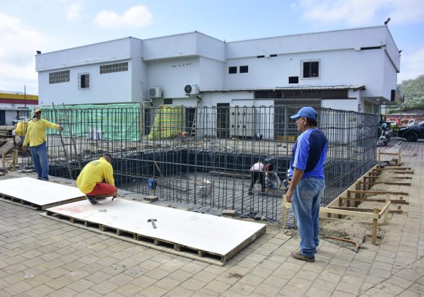 La surtidora se construye en la parte posterior de la gasolinera El Salto.