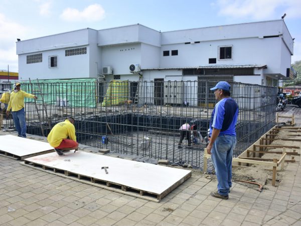 La surtidora se construye en la parte posterior de la gasolinera El Salto.