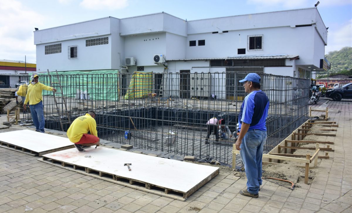 La surtidora se construye en la parte posterior de la gasolinera El Salto.