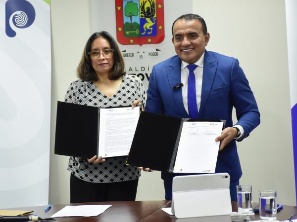 Jeaneth Coque, directora ejecutiva del INPC, y el alcalde de Portoviejo, Javier Pincay, firmaron el convenio.