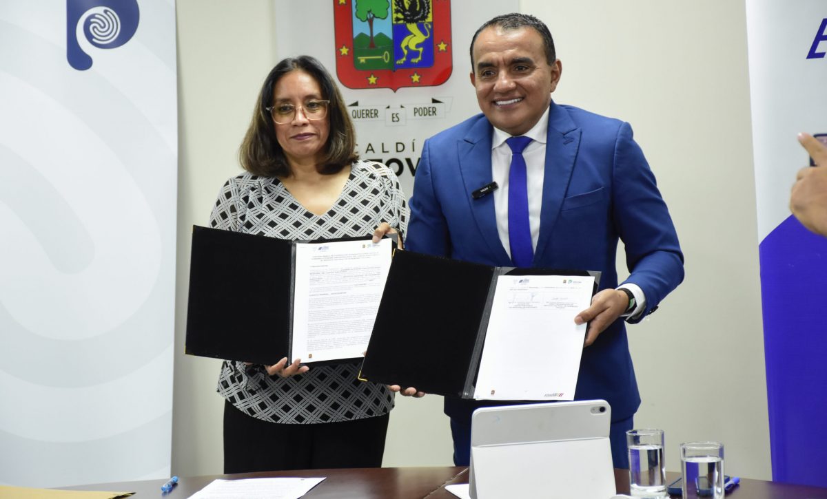 Jeaneth Coque, directora ejecutiva del INPC, y el alcalde de Portoviejo, Javier Pincay, firmaron el convenio.