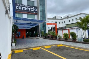 La agencia de la Cooperativa de Ahorro y Crédito Comercio, ubicada en la avenida Manabí.