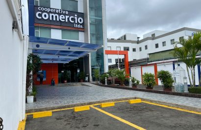 La agencia de la Cooperativa de Ahorro y Crédito Comercio, ubicada en la avenida Manabí.