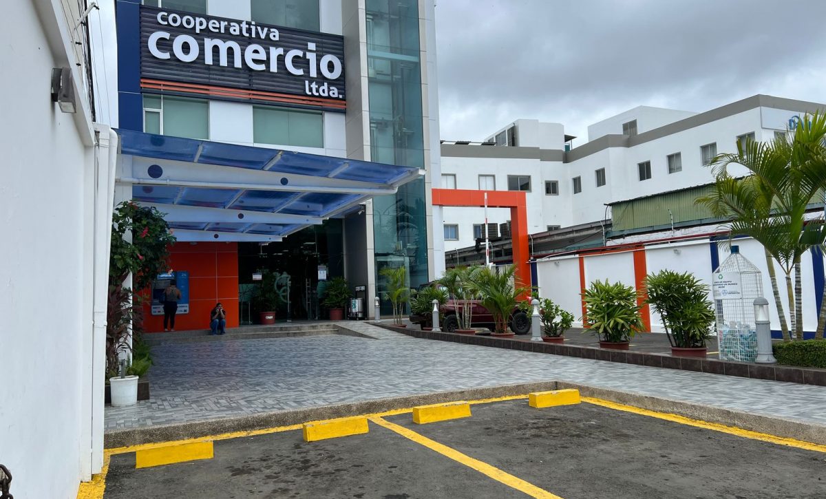 La agencia de la Cooperativa de Ahorro y Crédito Comercio, ubicada en la avenida Manabí.