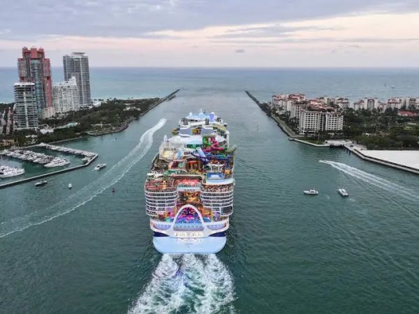 El crucero más grande del mundo, en la actualidad, es el Icon of the Seas de Royal Caribbean. Mide 365 metros de proa a popa.