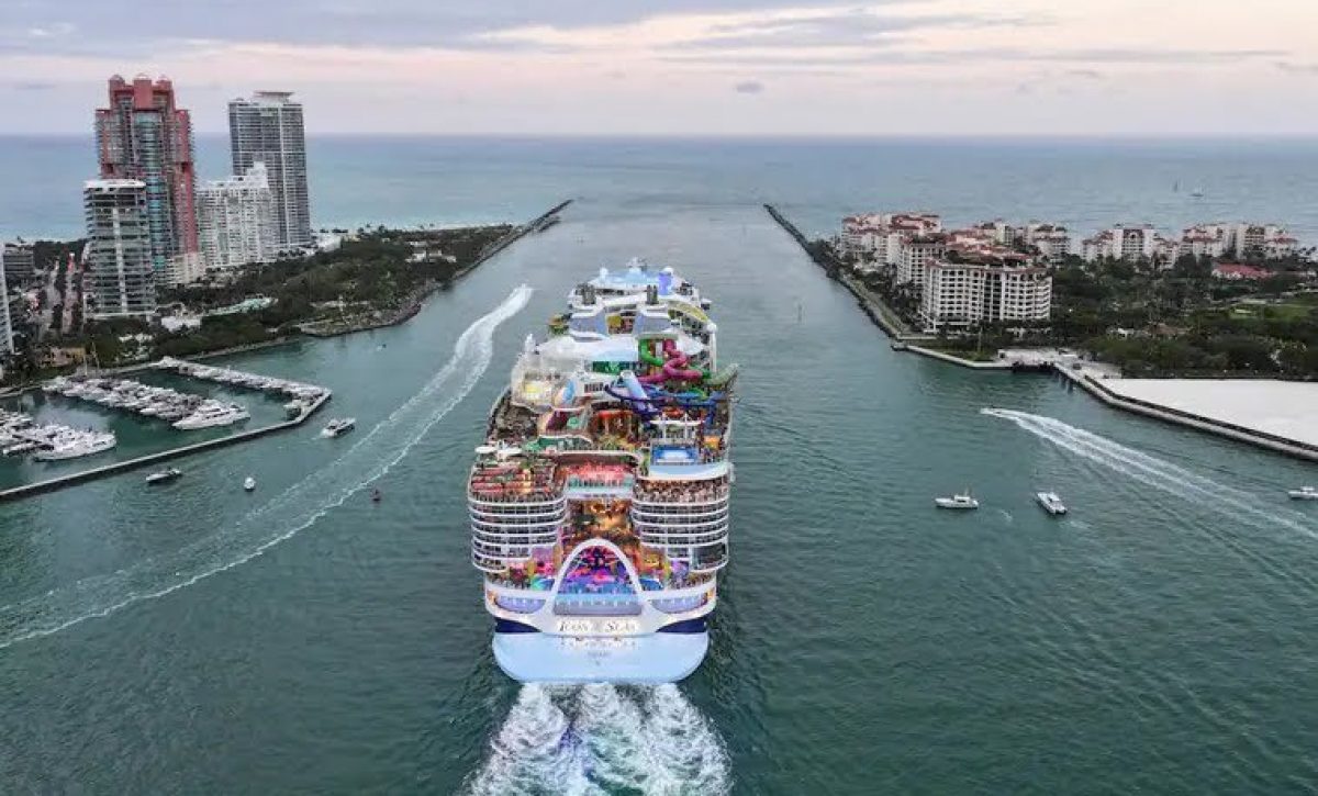 El crucero más grande del mundo, en la actualidad, es el Icon of the Seas de Royal Caribbean. Mide 365 metros de proa a popa.