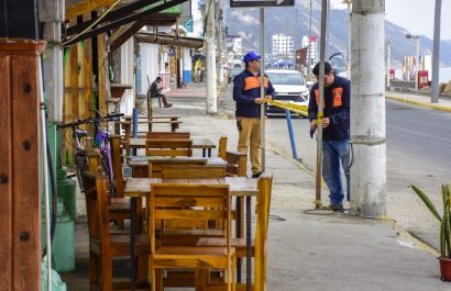 Algunos locales abrieron sus puertas, pero no tuvieron clientes durante la mañana por la falta de turistas.