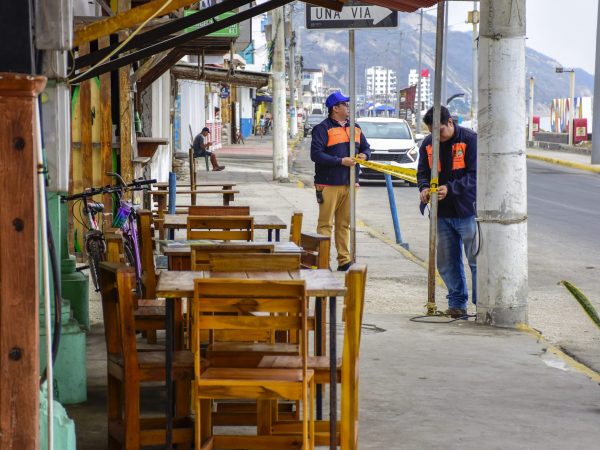Algunos locales abrieron sus puertas, pero no tuvieron clientes durante la mañana por la falta de turistas.