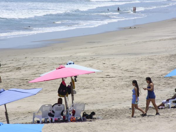 La playa de Crucita ya está recibiendo a turistas de otras provincias.