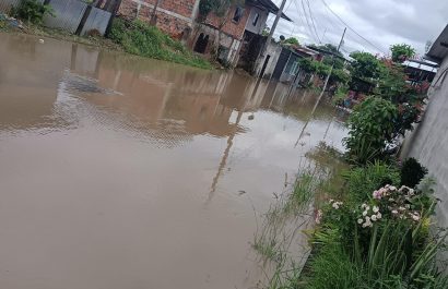 Calceta-enfrenta-el-desbordamiento-del-rio-Mosca-y-hay-varios-sectores-inundados
