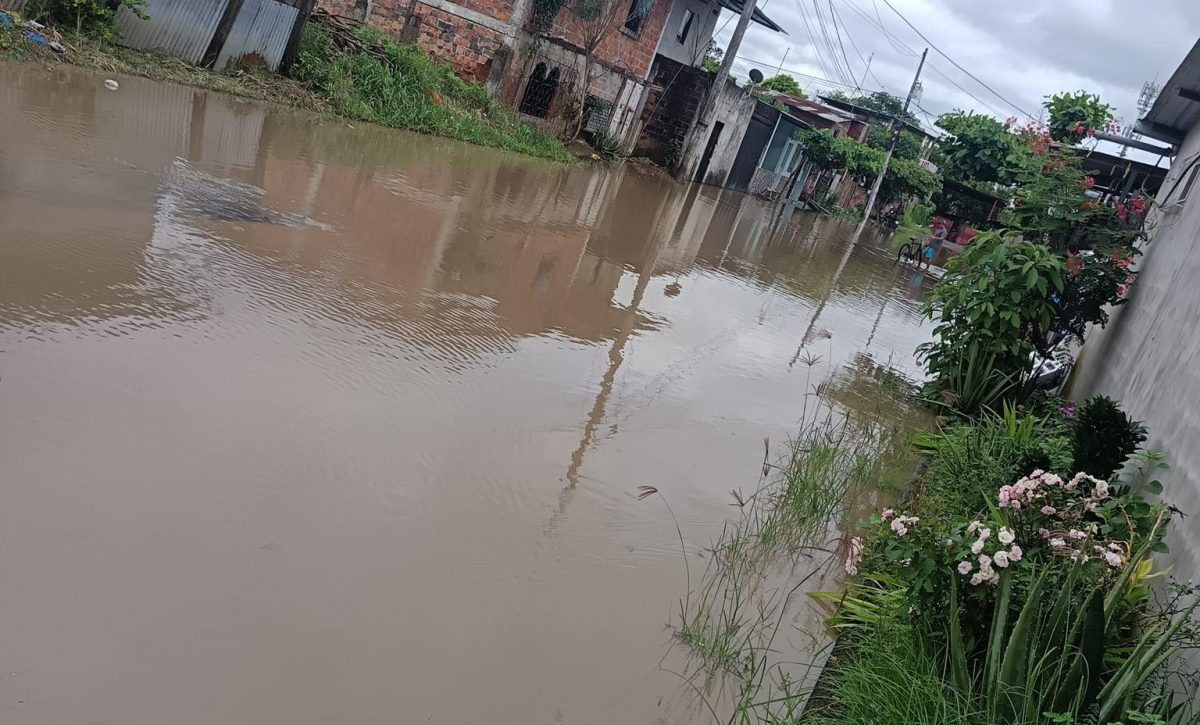 Calceta-enfrenta-el-desbordamiento-del-rio-Mosca-y-hay-varios-sectores-inundados