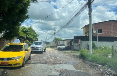 Los vehículos deben sortear los baches que hay en la calle principal de esta ciudadela.