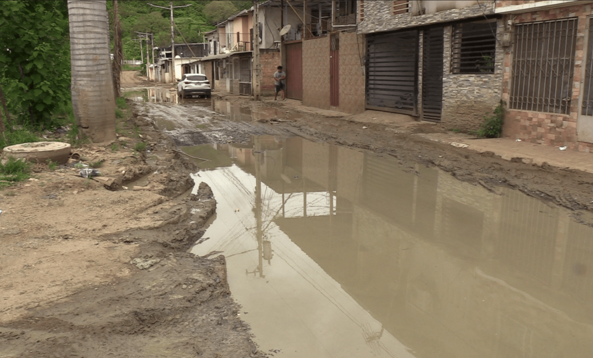 Calles intransitables y mal olor afectan a dos ciudadelas de Portoviejo