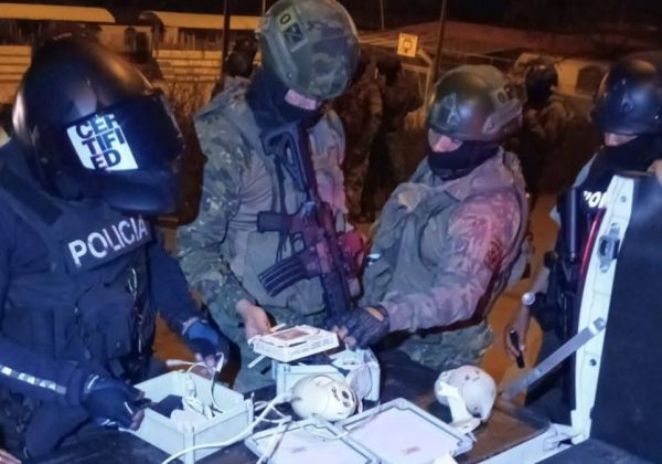 Cámaras de vigilancia que se usaban para presuntas actividades delincuenciales fueron retiradas por policías y militares. (Redes sociales)