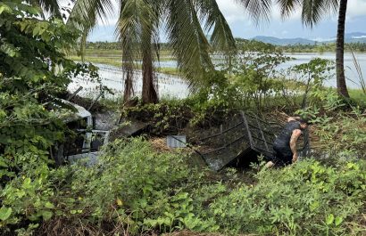 Camión vuela a una zanja en la vía Rocafuerte - Tosagua