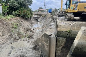 El lodo en el canal de agua alcanzó 1,50 metros de altura.