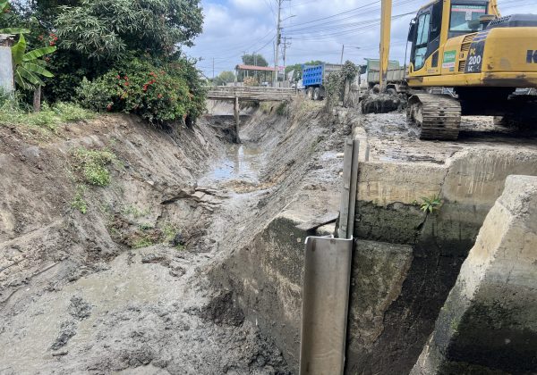 El lodo en el canal de agua alcanzó 1,50 metros de altura.