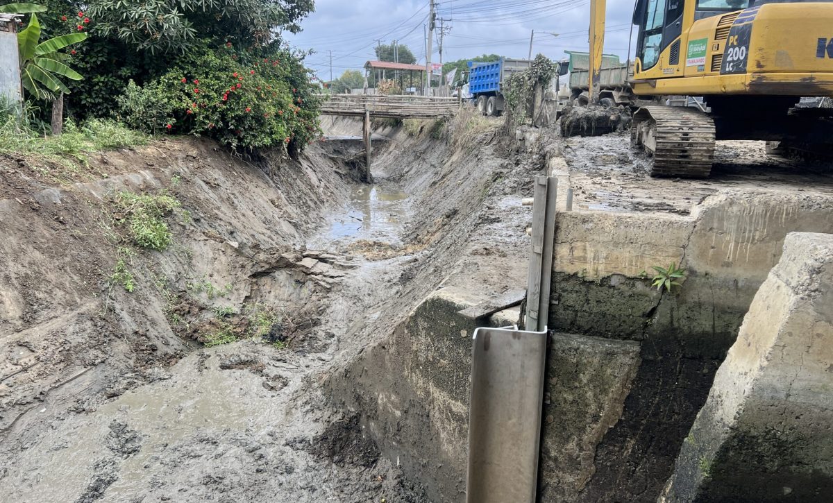 El lodo en el canal de agua alcanzó 1,50 metros de altura.