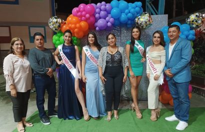 Candidatas a reina y autoridades de Riochico