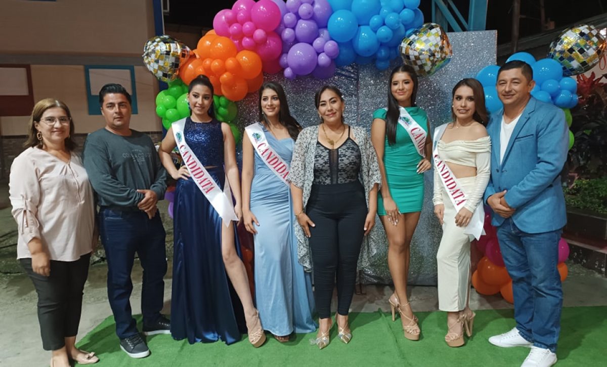 Candidatas a reina y autoridades de Riochico