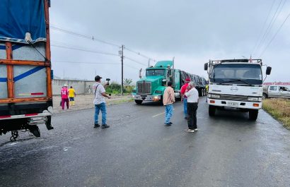 Cansados de esperar, transportistas y ganaderos cierran vía en La Concordia por el deterioro del baipás