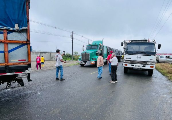 Cansados de esperar, transportistas y ganaderos cierran vía en La Concordia por el deterioro del baipás