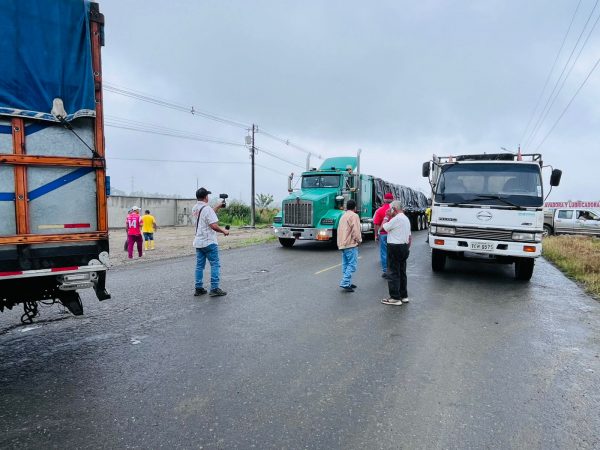 Cansados de esperar, transportistas y ganaderos cierran vía en La Concordia por el deterioro del baipás