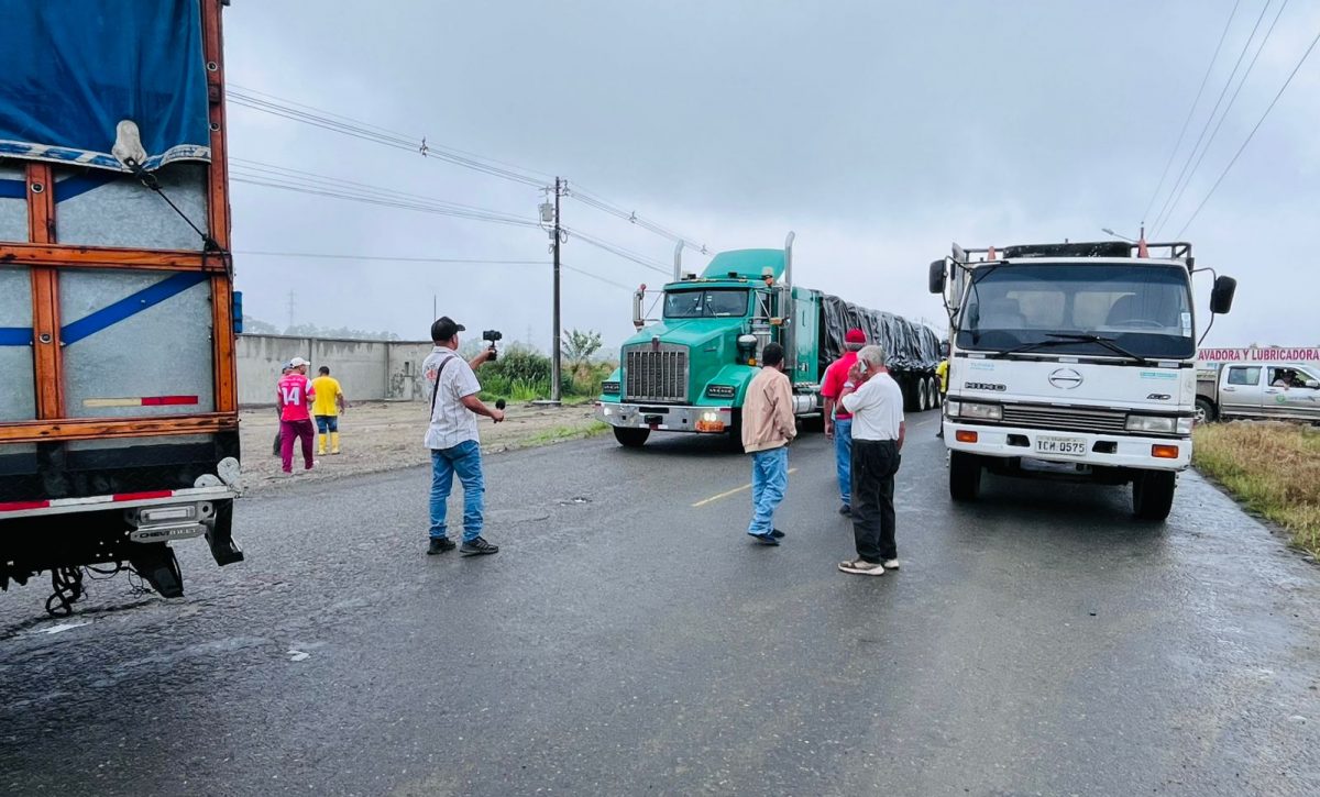 Cansados de esperar, transportistas y ganaderos cierran vía en La Concordia por el deterioro del baipás
