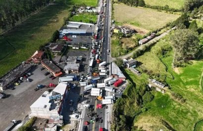 Caos vehicular en Quito transportistas cierran accesos a Calderón y Carapungo por el precio del diésel