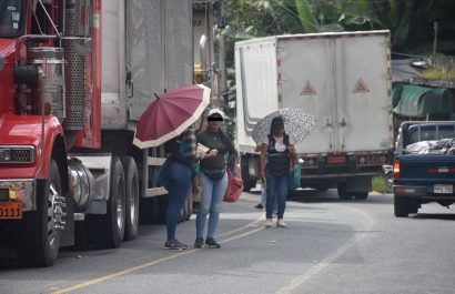 Caos y polémica en Alluriquín militares reemplazan a las famosas vendedoras de melcochas en la vía