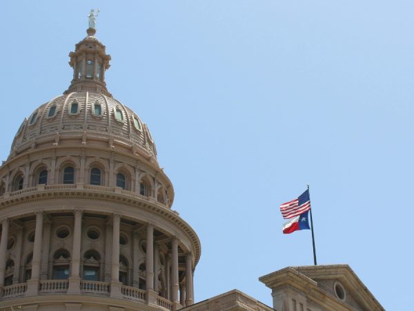 Capitolio de Texas cierra por amenaza durante protesta No Kings contra el Presidente Donald Trump. (Pexels).