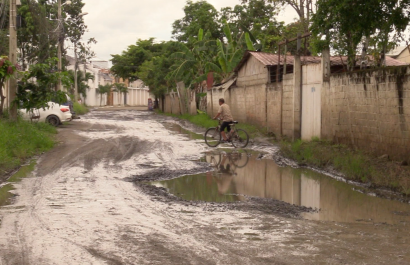 Baches y lodo afectan vías en sector El Negrital