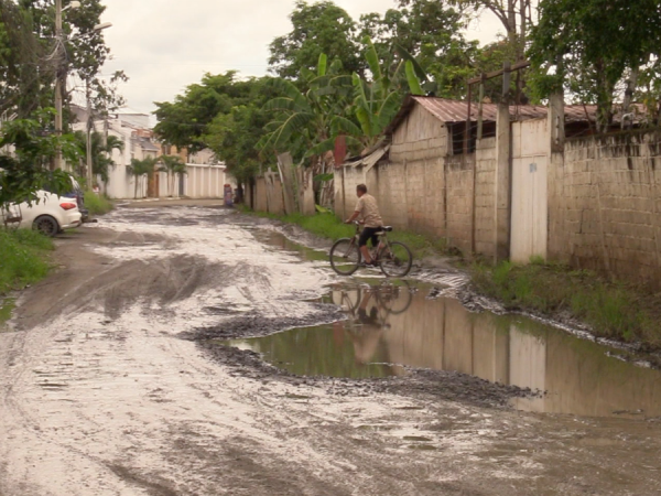 Baches y lodo afectan vías en sector El Negrital