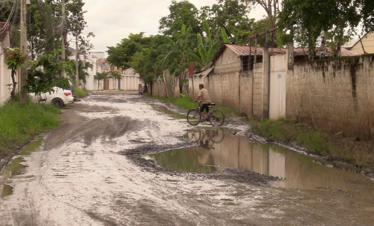 Baches y lodo afectan vías en sector El Negrital