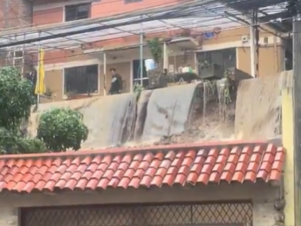 Las lluvias causaron el desbordamiento de una quebrada en el sector de El Tejar.