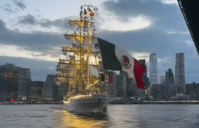 Buque escuela mexicano choca contra el Puente de Brooklyn en Nueva York
