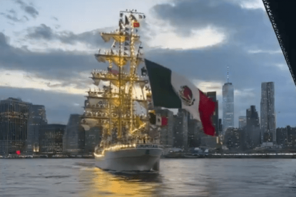 Buque escuela mexicano choca contra el Puente de Brooklyn en Nueva York