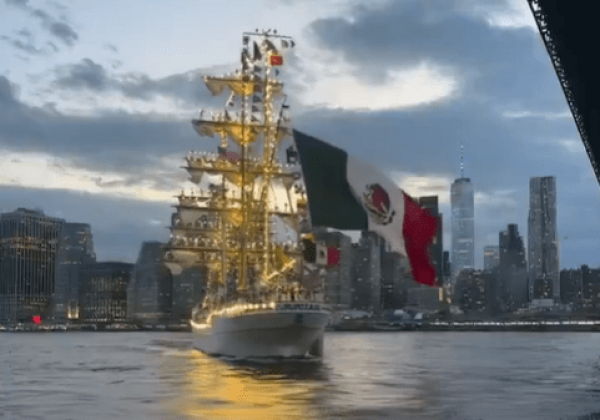 Buque escuela mexicano choca contra el Puente de Brooklyn en Nueva York